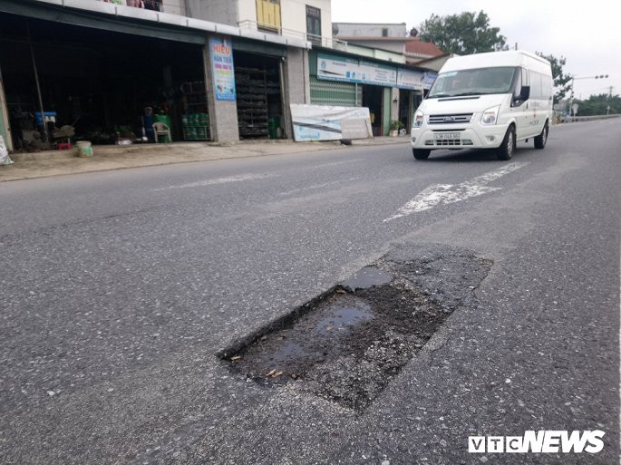 Bị hư hỏng nặng nhất là đoạn từ ngã ba La Sơn (xã Lộc Sơn) đến hai đầu cầu Truồi (xã Lộc Sơn) và đoạn Đá Dầm (xã Lộc Điền), nhiều ổ gà rộng khoảng 30 – 50cm, sâu 5cm trải dài trên mặt đường.