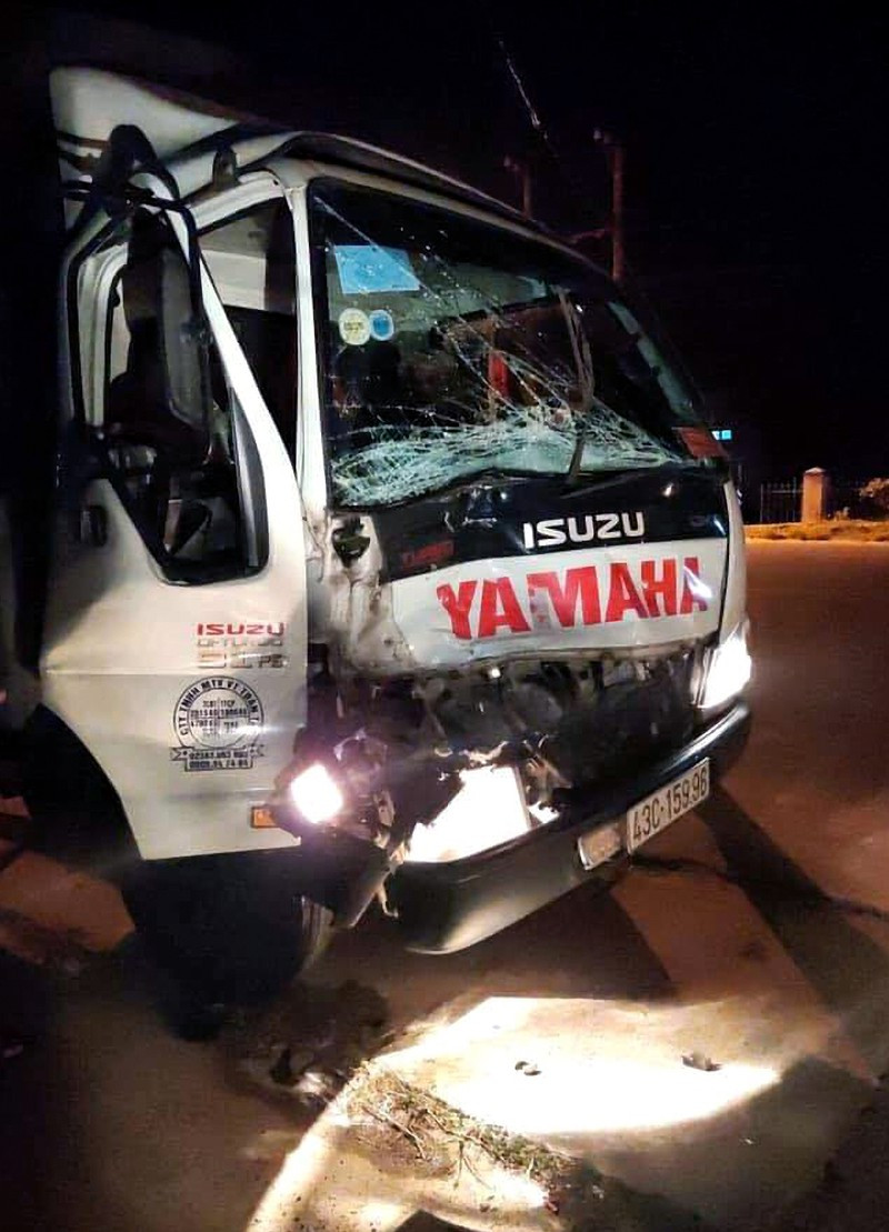 O to tai tong vang xe tuan tra cua CSGT gay hu hong nang