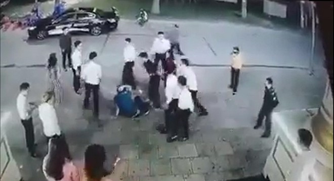 Hang chuc nhan vien karaoke Louvre Uong Bi danh hoi dong khach