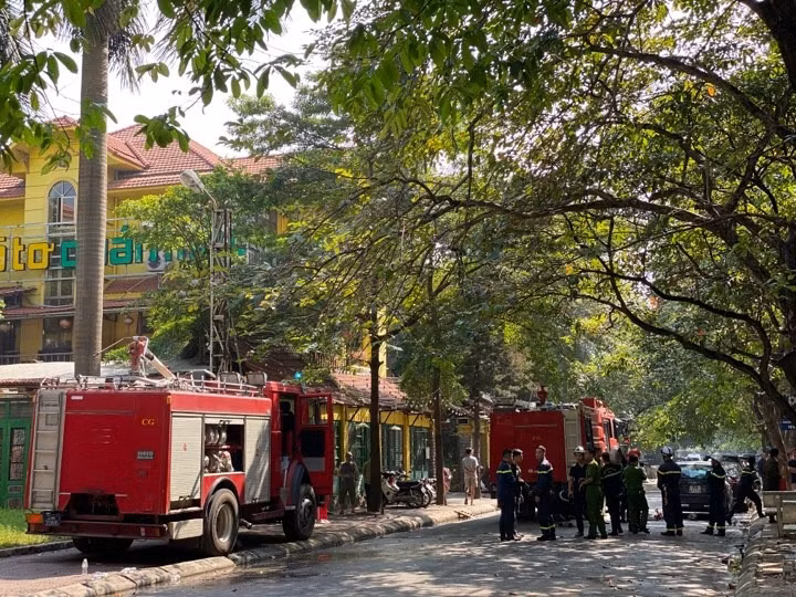 Ha Noi: Chay lon o Lang QT Thang Long, tram cap nuoc chua chay khong co nuoc-Hinh-3