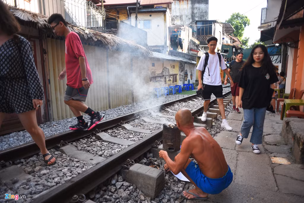 Ngoài ra phải kể đến chuyện đun nấu của các hộ gia đình và nhà hàng, quán xá. Nhiều nhà vẫn sử dụng bếp than tổ ong nấu nướng hàng ngày để tiết kiệm chi phí. Tuy nhiên, sử dụng than tổ ong không chỉ xả CO2 mà còn có rất nhiều khí thải khác vào môi trường, trong đó có SO2 gây khó thở, tức ngực, nóng rát cổ họng một số bệnh về hô hấp khác.