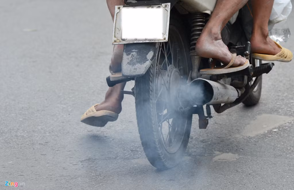 Nhiều chiếc xe máy quá cũ hoặc động cơ đang có vấn đề dẫn đến việc xả khói cũng lưu thông nhan nhản trên đường gây nên tình trạng ô nhiễm. Ảnh: Việt Hùng.