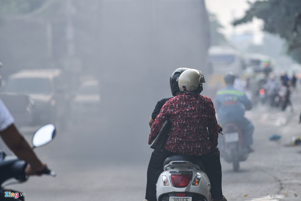 Ngoài xe buýt còn có xe tải. Người đi xe máy ở các tuyến đường vành đai luôn phải chịu những luồng khói và bụi táp vào mặt, rất hại cho sức khỏe.