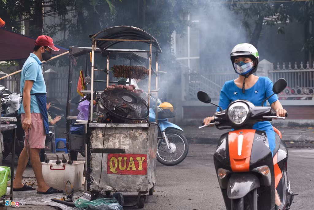 Phố Đặng Tiến Đông cứ khoảng 16h đến tối là nơi này ngập chìm trong khói của những hàng vịt nướng.
