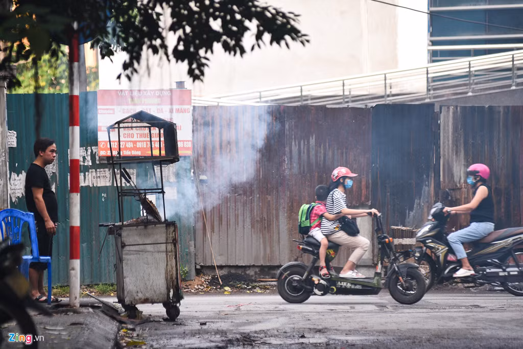 Trẻ nhỏ đi qua phải quay mặt né tránh khói xộc vào mặt.