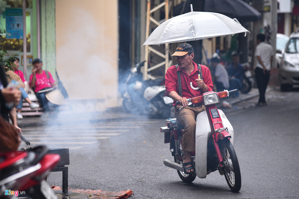 Quanh các con phố ở Hà Nội, người đi đường rất dễ hít phải những làn khói cay xè phả vào mặt mũi từ các bếp nướng vỉa hè của nhà hàng, quán ăn.