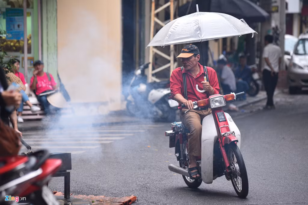 Quanh các con phố ở Hà Nội, người đi đường rất dễ hít phải những làn khói cay xè phả vào mặt mũi từ các bếp nướng vỉa hè của nhà hàng, quán ăn.