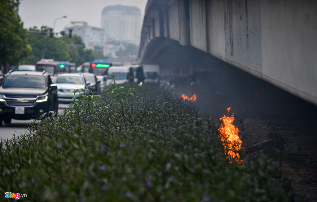 Ngoài ra, cảnh đốt rác tự phát của người dân ở nhiều nơi trên phố cũng góp phần vào gây ô nhiễm không khí. Hình ảnh ngay tại dải phân cách đường vành đai 3, đoạn gần bến xe Mỹ Đình. UBND Hà Nội xác định có 12 nguyên nhân chính gây ô nhiễm, đứng số 1 là khí xả từ phương tiện giao thông; tiếp đó là việc đun bếp than tổ ong, đốt rơm rạ nông nghiệp, bụi từ quá trình xây và phá dỡ các công trình, mùi hôi thối từ hệ thống thoát nước...