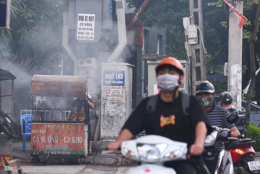 Khói từ các hàng vịt nướng này còn lan tỏa vào khu dân cư, bay khắp nơi.