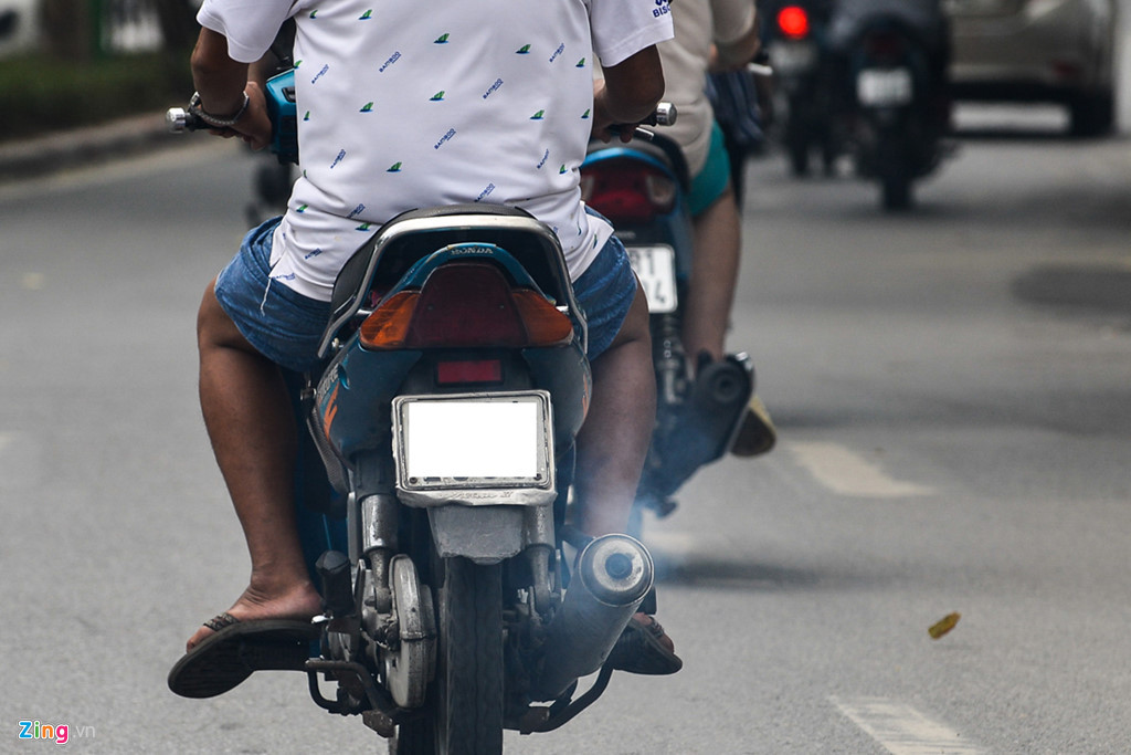 Theo số liệu vào đầu năm 2019, Hà Nội có trên 6,6 triệu ôtô và xe máy được quản lý, xe máy chiếm 86%. Tuy nhiên, con số thực tế còn cao hơn nhiều. Số lượng phương tiện cá nhân tăng nhanh trong những năm vừa qua gây áp lực lớn lên giao thông đồng thời là nguồn phát thải ô nhiễm chủ yếu ở thành phố.