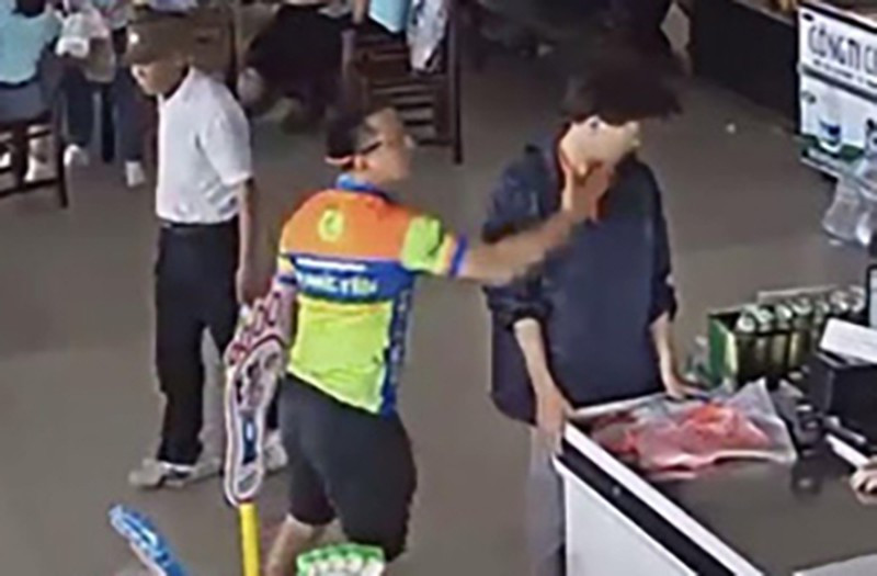 Đại tá Nguyễn Văn Vui - Phó Giám đốc công an tỉnh Thái Nguyên cho biết, hiện công an tỉnh đã tạm đình chỉ thượng úy Xô Việt để xác minh, làm rõ vụ việc. Ngoài ra, PGĐ CA Thái Nguyên cũng phủ nhận thượng úy Việt là con trai của mình như lời đồn trên mạng xã hội.