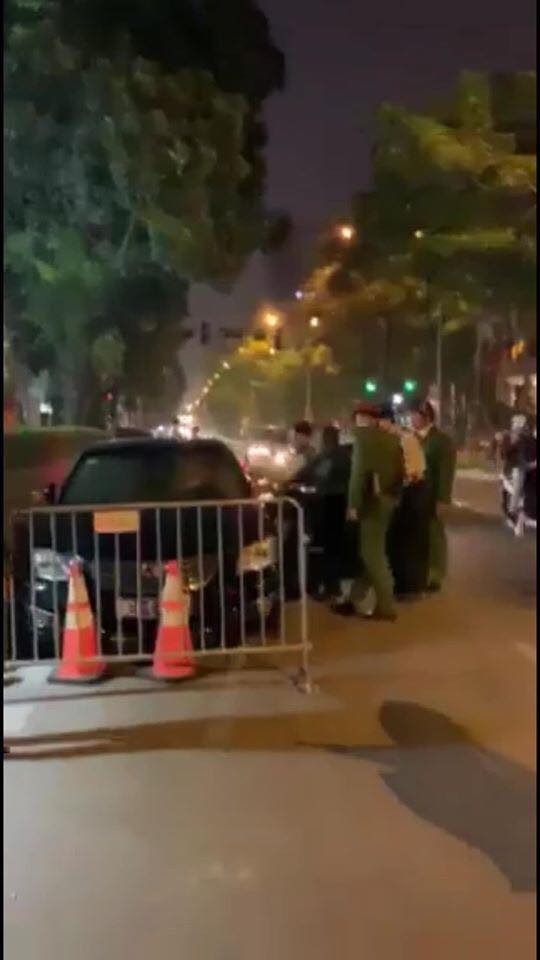 Sau khi gây tai nạn, chiếc xe ô tô biển xanh không dừng lại mà tiếp tục di chuyển tới đường Láng đến đoạn trước cửa Đại sứ quán Mỹ (trên đường Láng) thì chiếc xe này mới chịu dừng lại.