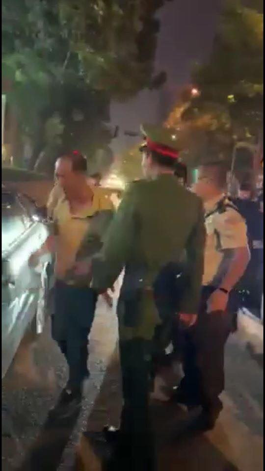 Sau khi xảy ra sự việc, lực lượng chức năng đã đến hiện trường đưa nam tài xế này lên trụ sở để làm rõ nguyên nhân xảy ra vụ việc.