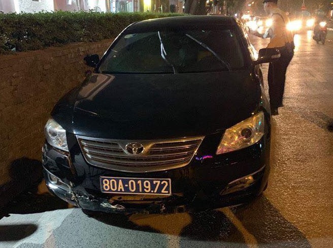 Xe biển xanh của lãnh đạo VFF nghi say rượu gây tai nạn rồi bỏ chạy Xe bien xanh cua lanh dao VFF nghi say ruou gay tai nan roi bo chay