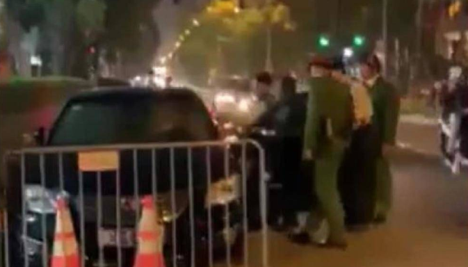 Xe biển xanh của lãnh đạo VFF nghi say rượu gây tai nạn rồi bỏ chạy - Hình 2 Xe bien xanh cua lanh dao VFF nghi say ruou gay tai nan roi bo chay-Hinh-2