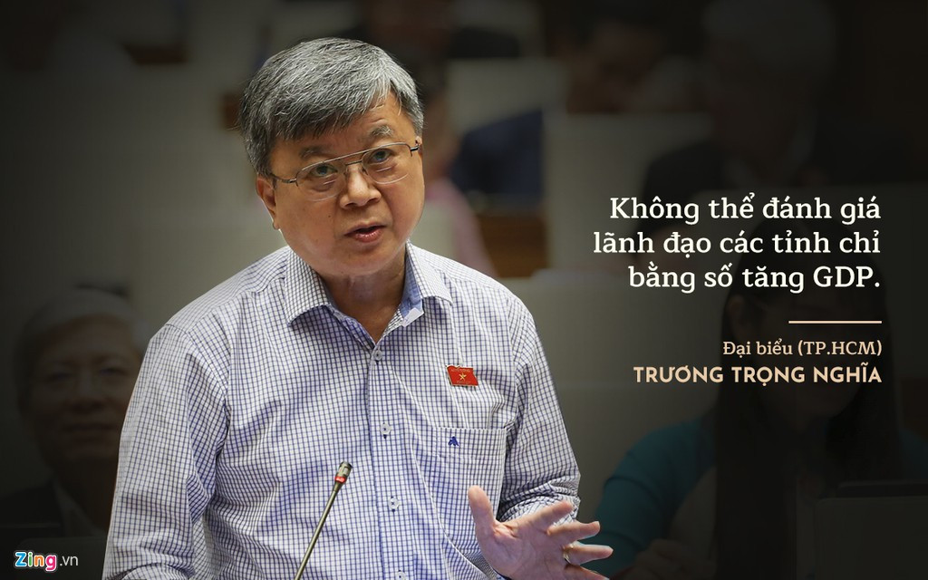 Đại biểu Trương Trọng Nghĩa (TP.HCM) cho rằng cần đánh giá đúng về chỉ số GDP, không nên lấy GDP là tiêu chuẩn duy nhất để đánh giá năng lực lãnh đạo, thành tích của các địa phương. Ông lấy ví dụ những vùng cần bảo vệ môi trường, không thể đánh giá người lãnh đạo ở đó theo GDP. “Nó sẽ dẫn đến chuyện chạy theo những con số được đo bằng tiền và tăng trưởng bằng cách đổ vốn ra rồi làm những công trình này, công trình kia mà không quan tâm đến nhiệm vụ chính của những vùng miền đó”, ông Nghĩa nói.