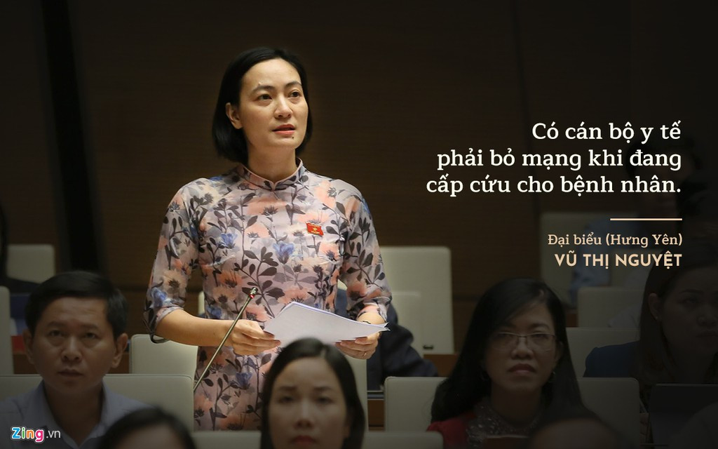 Đại biểu Vũ Thị Nguyệt (Hưng Yên) nêu thực trạng cán bộ y tế lại phải đối mặt với nguy cơ mất an toàn từ chính người bệnh và người thân. Nghề y trở thành nghề nguy hiểm. Hậu quả của các vụ hành hung từ gây hư hại tài sản của cơ sở y tế, gây tổn hại tới sức khỏe, tâm lý của nhân viên y tế và thậm chí đã có cán bộ y tế phải bỏ mạng khi đang cấp cứu cho bệnh nhân. Nhiều nhân viên y tế đã phải bỏ nghề.