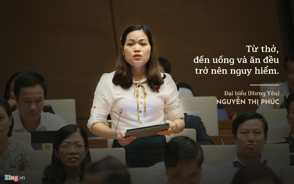Đại biểu Nguyễn Thị Phúc (Hưng Yên) cho rằng phát triển kinh tế nhưng người dân hàng ngày vẫn đang đối mặt với ô nhiễm và hệ lụy là bệnh tật, suy yếu sức khỏe cho thế hệ tương lai. Phát triển kinh tế suy cho cùng cũng nhằm nâng cao chất lượng cuộc sống của người dân nhưng sống trong môi trường ô nhiễm từ không khí đến nguồn nước và thực phẩm, nghĩa là từ thở, đến uống và ăn đều trở nên nguy hiểm thì chất lượng cuộc sống có thực sự được nâng cao.