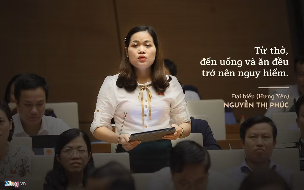 Đại biểu Nguyễn Thị Phúc (Hưng Yên) cho rằng phát triển kinh tế nhưng người dân hàng ngày vẫn đang đối mặt với ô nhiễm và hệ lụy là bệnh tật, suy yếu sức khỏe cho thế hệ tương lai. Phát triển kinh tế suy cho cùng cũng nhằm nâng cao chất lượng cuộc sống của người dân nhưng sống trong môi trường ô nhiễm từ không khí đến nguồn nước và thực phẩm, nghĩa là từ thở, đến uống và ăn đều trở nên nguy hiểm thì chất lượng cuộc sống có thực sự được nâng cao.