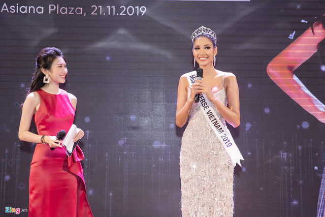 Trước những nghi vấn của người hâm mộ về việc "dao kéo" để cải thiện vòng một, Hoàng Thùy khẳng định cô chưa từng phẫu thuật thẩm mỹ. "Tôi không muốn trả lời câu hỏi này, mọi người cứ đoán đi. Ai không tin, về nhà tôi, tôi để họ kiểm tra", người đẹp cho biết.