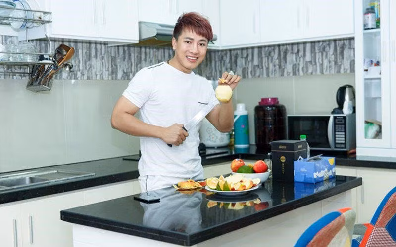 Bếp ăn được nam ca sĩ bài trí đơn giản, tiện nghi.