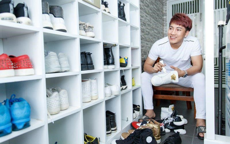 Anh chàng cũng dành riêng 1 góc cho tủ đồ diễn của mình. 