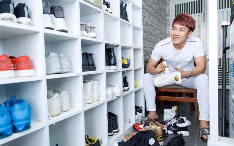 Anh chàng cũng dành riêng 1 góc cho tủ đồ diễn của mình. 
