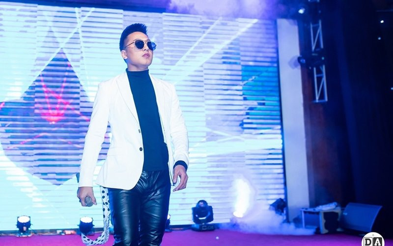 Mới đây, Châu Khải Phong chia sẻ hình ảnh cơ ngơi mới đúng dịp sinh nhật (30/10). Ngôi nhà mới mua của Châu Khải Phong có giá trị hơn 10 tỷ đồng (gồm cả chi phí sửa chữa), tại quận 7, TP.HCM.