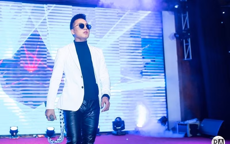 Mới đây, Châu Khải Phong chia sẻ hình ảnh cơ ngơi mới đúng dịp sinh nhật (30/10). Ngôi nhà mới mua của Châu Khải Phong có giá trị hơn 10 tỷ đồng (gồm cả chi phí sửa chữa), tại quận 7, TP.HCM.