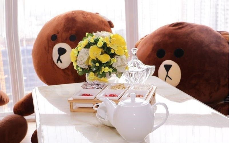 Căn nhà có điểm đặc biệt nhất là phòng khách lúc nào cũng có rất nhiều gấu bông.