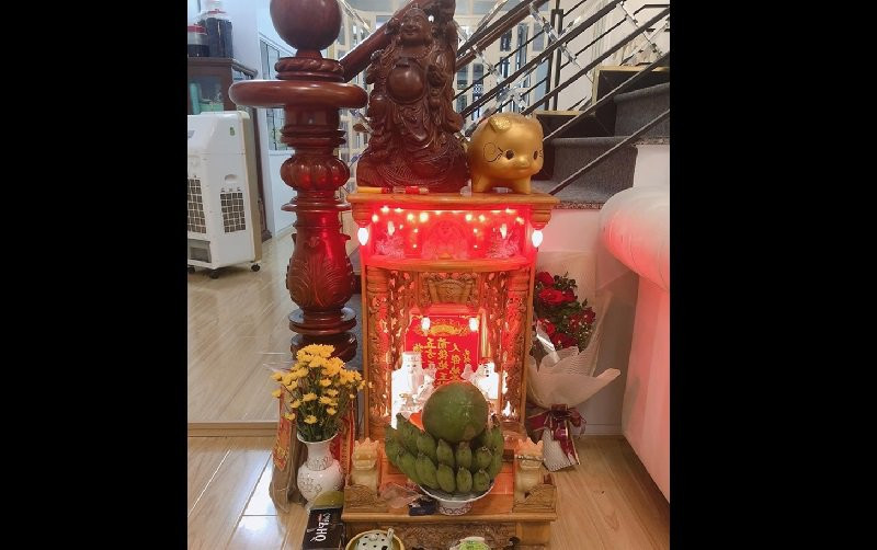 Tuy ở 1 mình nhưng Châu Khải Phong rất chăm chút cho căn nhà, bàn thờ cũng được chú trọng.