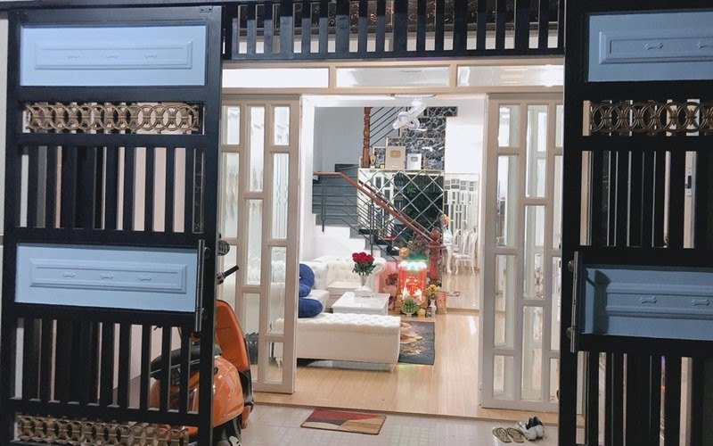 Căn nhà sang trọng được sơn màu trắng với nội thất đơn giản tạo cảm giác ấm cúng.