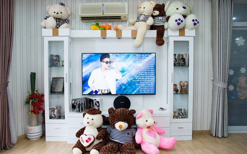 Anh cũng lắp đặt một dàn karaoke để giải trí.