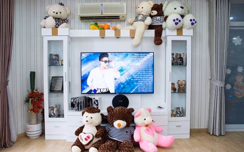 Anh cũng lắp đặt một dàn karaoke để giải trí.