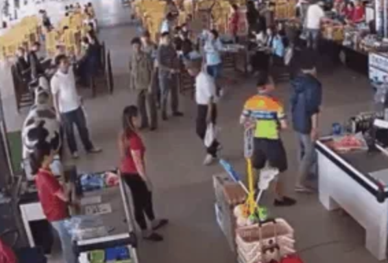 Nguoi dan ong hanh hung nhan vien tram dung nghi Hai Dang la can bo cong an