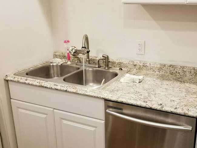 Orr cho biết toàn bộ quá trình sửa chữa ngôi nhà đều phải báo cáo tới cơ quan nhà đất của Detroit bằng hình ảnh để theo dõi việc thực hiện cam kết khi đấu giá ngôi nhà.