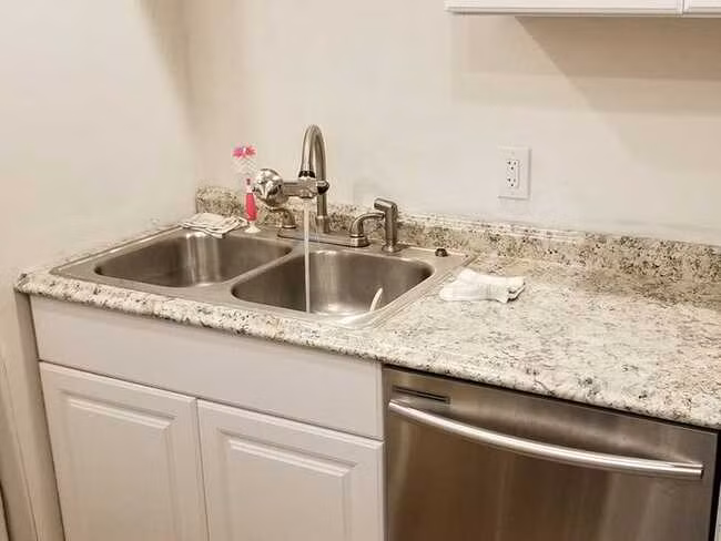 Orr cho biết toàn bộ quá trình sửa chữa ngôi nhà đều phải báo cáo tới cơ quan nhà đất của Detroit bằng hình ảnh để theo dõi việc thực hiện cam kết khi đấu giá ngôi nhà.