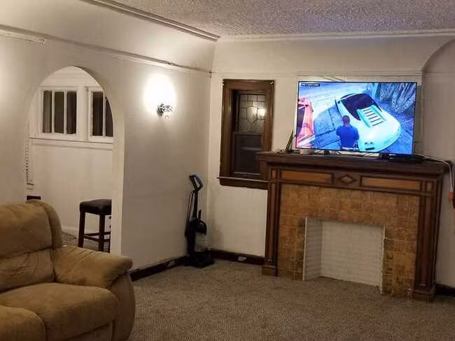 Anh ta đã từ mình lắp đặt tất cả các cửa sổ, tất cả các cửa ra vào, và thậm chí là cả lò sưởi.