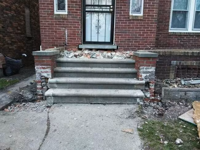 Theo những người hàng xóm, ngôi nhà đã bị bỏ hoang khoảng 10 năm, Orr nói với Business Insider. Tại thời điểm mua, hiên nhà bị xé toạc, cửa sổ bị mất và mái nhà bị văng ra ngoài.