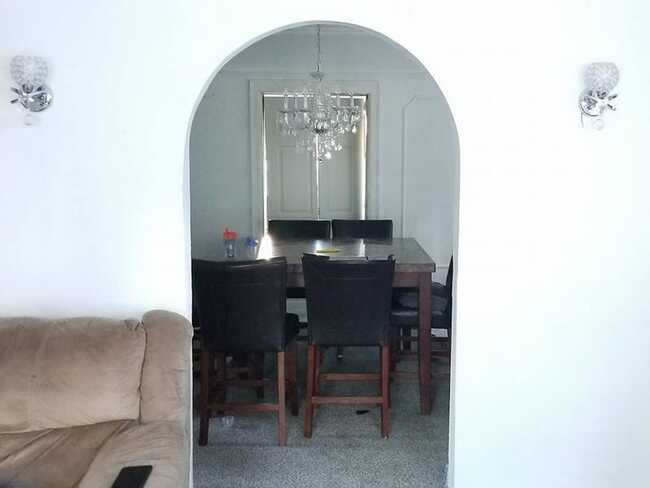 Orr chỉ thuê công nhân trong thời điểm cần phải lắp đặt ống dẫn cho hệ thống sưởi trung tâm và sửa chữa mái nhà.