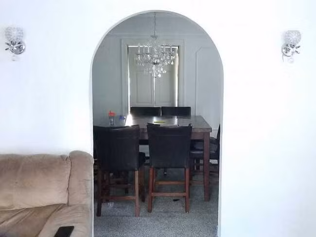 Orr chỉ thuê công nhân trong thời điểm cần phải lắp đặt ống dẫn cho hệ thống sưởi trung tâm và sửa chữa mái nhà.