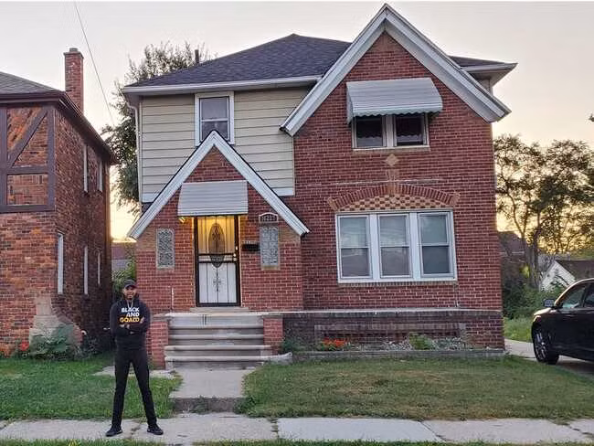 Vào tháng 3/2019, Orr đã mua căn nhà bên cạnh thông qua nền tảng mua nhà trực tuyến của chính quyền Detroit. Chàng thanh niên đã giành được ngôi nhà với giá 1.200 đô la. Hiện tại anh ấy đang cải tạo nó.