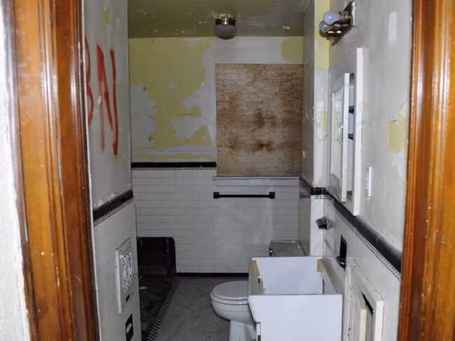 Orr nói với Business Insider rằng anh ta có thể tự mình làm hầu hết công việc, từ sửa sang lại ngôi nhà cho tới phần trang trí sau này.