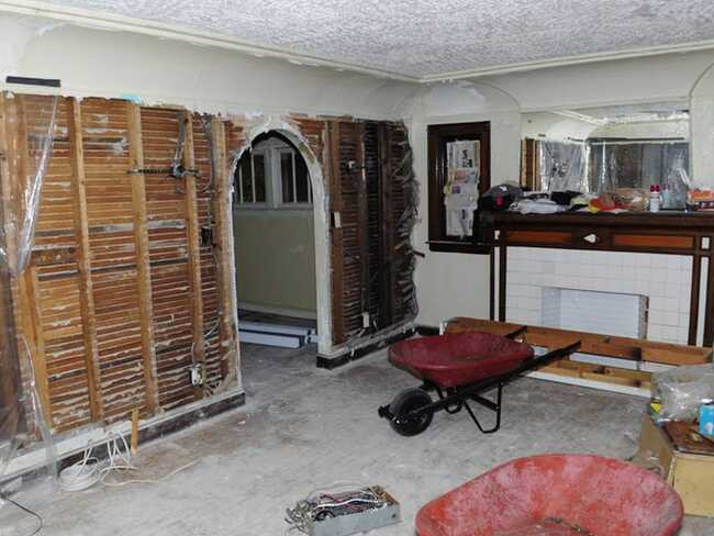 Bề ngoài không chỉ là vấn đề duy nhất mà Orr phải lo lắng, nội thất bên trong cũng hoàn toàn thảm họa. Toàn bộ hệ thống đường ống và tường nhà đều phải sửa sang.