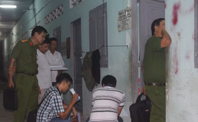 Ngày 20/10, do xảy ra mâu thuẫn chuyện tình cảm, Quyền lấy dao đâm nhiều nhát vào Sang gục tại chỗ dẫn đến tử vong. Sau khi gây án xong, cô gái bỏ trốn khỏi hiện trường. Đến ngày 21/10, Quyền đã bị công an bắt giữ để điều tra, làm rõ vụ việc. (Ảnh : Hạo Nam)