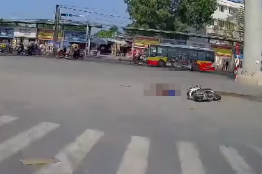 Nhận được tin báo về vụ tai nạn xe tải đâm xe máy gây chết người, lực lượng chức năng đã có mặt tại hiện trường.