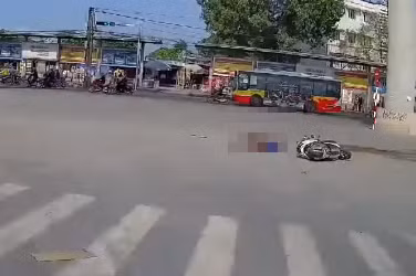 Nhận được tin báo về vụ tai nạn xe tải đâm xe máy gây chết người, lực lượng chức năng đã có mặt tại hiện trường.