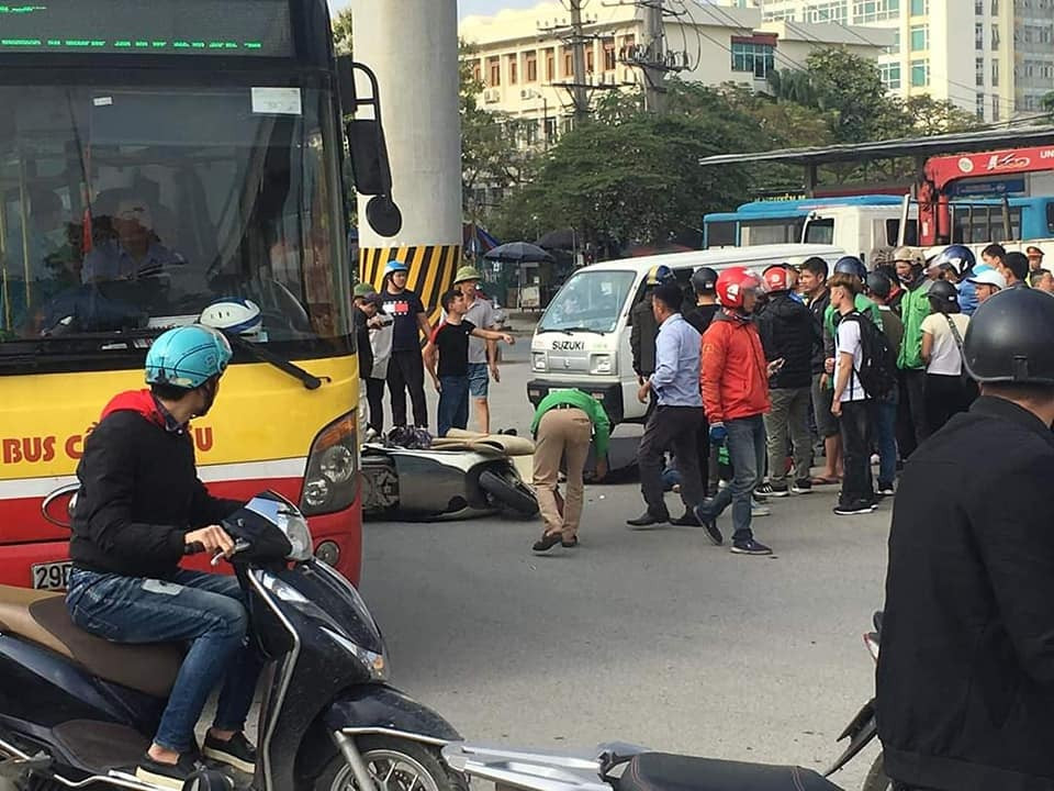 Nhiều người tụ tập theo dõi sự việc khiến giao thông qua đây bị ùn tắc.