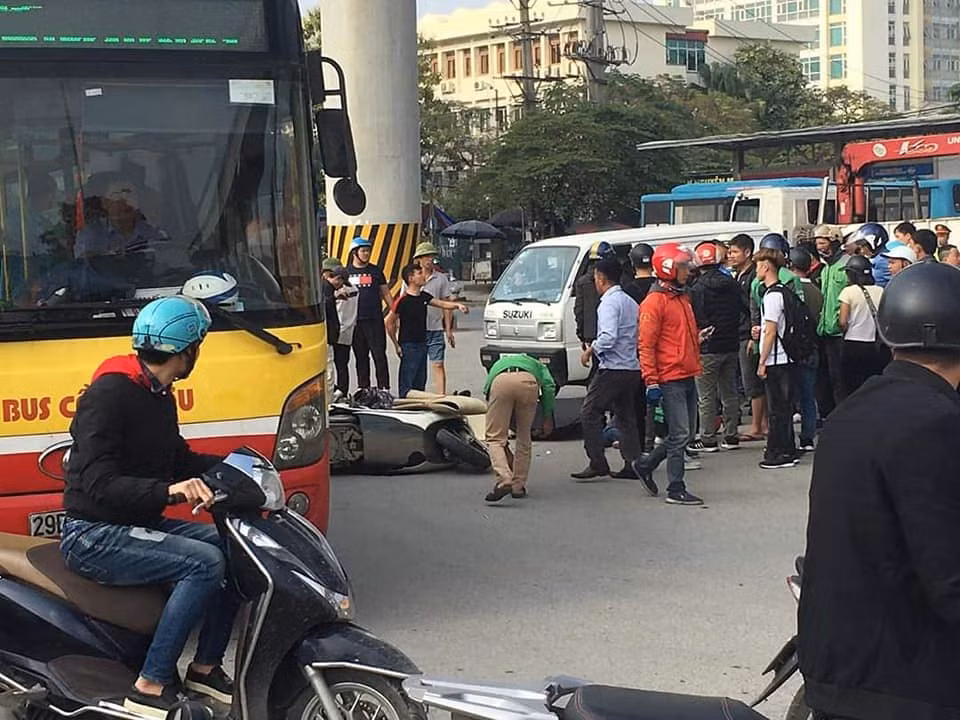 Nhiều người tụ tập theo dõi sự việc khiến giao thông qua đây bị ùn tắc.