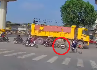 Theo như hình ảnh được camera ghi lại, xe tải đi phía sau đã đâm vào xe máy chở 2 ông cháu. Hậu quả, 2 người ngồi trên xe ngã xuống đường, bị bánh xe tải cán qua. Hậu quả, người ông tử vong tại chỗ, còn cháu trai phải nhập viện cấp cứu.